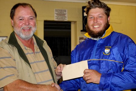 Regs oorhandig voorsitter Frans Claassen die wenprys aan MornÃ© Olivier